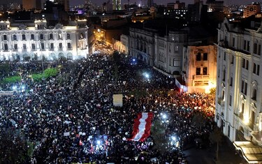 Miles de peruanos marchan contra el nuevo gobierno de Manuel Merino