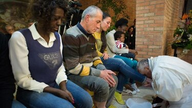 El Papa oficia la misa de Jueves Santo y lava los pies a presos de Roma