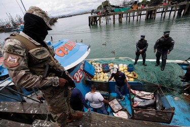 Aprehenden un barco colombiano pescando en una zona prohibida de Panamá