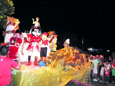 Derroche de luces, colores y música fue desfile de Navidad