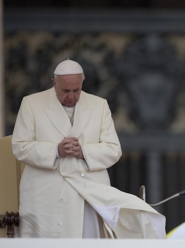 El Papa y Hollande hablan de 'la dignidad de la persona' y la familia