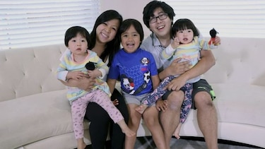 Un niño reseñador de juguetes es un astro en YouTube