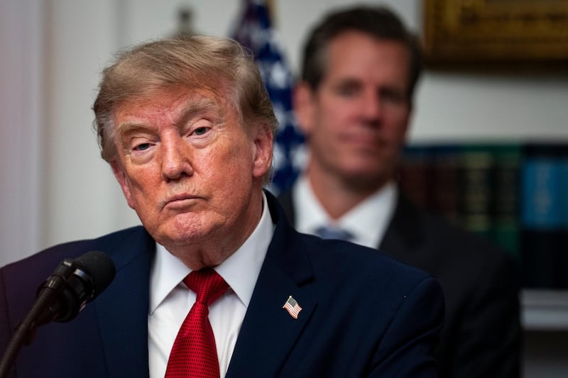 Trump anuncia aranceles del 50% a autos y acero canadienses a partir de enero de 2027
