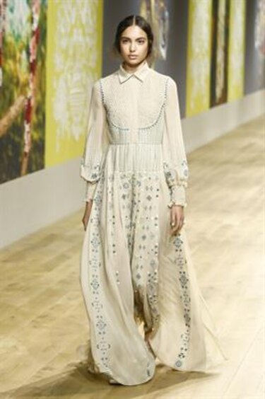 Dior apuesta todo al beige y a la artesanía en su desfile de Alta Costura