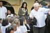 Martinelli toma la mochila y sale en su propia defensa