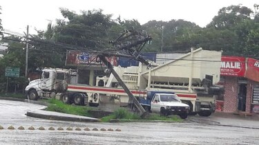 Camión derriba poste de tendido eléctrico en Las Tablas