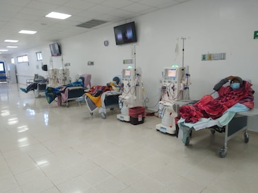 Pacientes de hemodiálisis piden que les permitan llegar a los hospitales