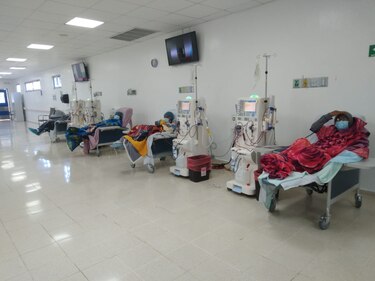 Pacientes de hemodiálisis piden que les permitan llegar a los hospitales