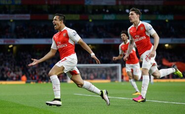 Arsenal regresa al tercer puesto con doblete de Alexis Sánchez