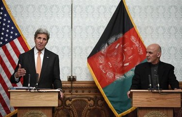 Kerry pide a los talibanes que 'entren en un proceso de paz'
