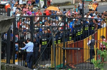 Manifestantes irrumpen en la presidencia de Costa Rica y lanzan explosivo