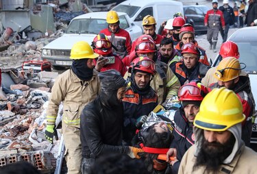 Rescatan un bebé de siete meses y otras seis personas en Turquía 140 horas después del terremoto