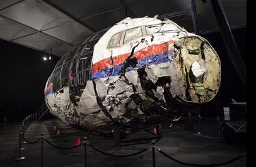 La familia de una víctima del vuelo MH17 demanda a bancos y empresas