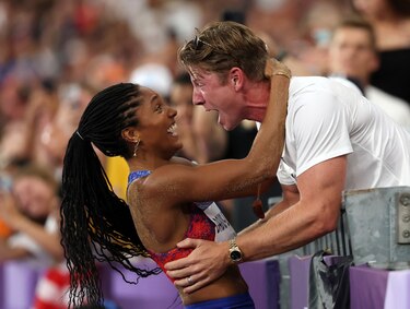 La pareja de oro: Tara Davis y Hunter Woodhall conquistan el podio en París 2024