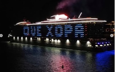 El crucero Brilliant Lady cruza el Canal y saluda con un ‘Qué Xopa’ en Colón