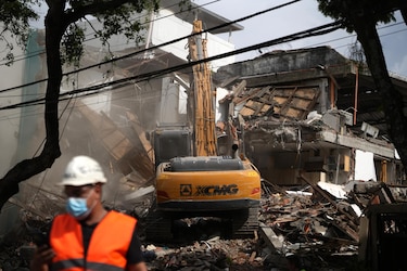 La ciudad de Cali comienza a demoler edificios afectados por el terremoto