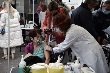 La OMS clasifica como ‘preocupante’ nueva variante de la Covid y la llamará ómicron