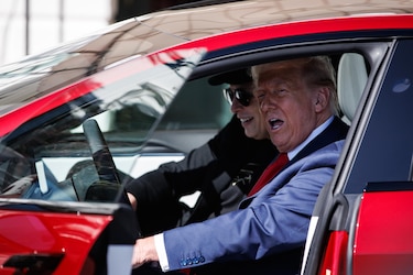 Trump califica de ‘terrorismo doméstico’ los ataques contra propiedades de Tesla