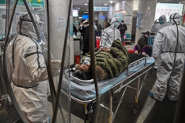 Muertos por COVID-19 en China suman más de 1,500 y confirman primer caso en África