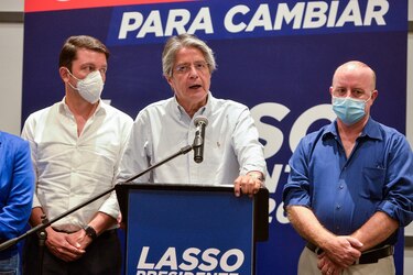 Guillermo Lasso avanza a segundo lugar en votación de Ecuador