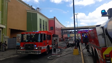 Bomberos atienden emergencia por conato de incendio en un local de Albrook Mall