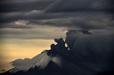 La ceniza del volcán Cotopaxi cae en zonas costeras de Ecuador