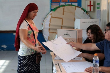Por qué más de una semana después de las elecciones en Perú aún no se sabe quiénes pasan a la segunda vuelta