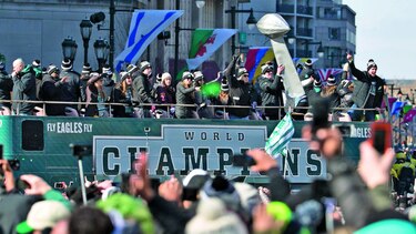 Fanes de los Eagles salen a festejar el Super Bowl