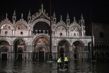 Venecia afectada por una marea alta histórica