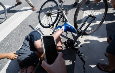 El presidente Joe Biden sufre caída al tratar de bajarse de una bicicleta