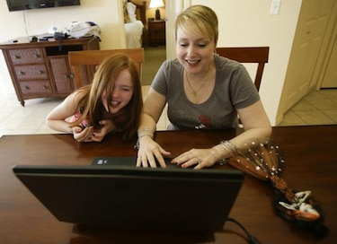 La nueva moda navideña: niños que comentan sobre juguetes en YouTube