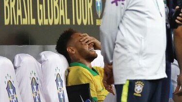 Neymar, entre una lesión y una imagen que se deteriora
