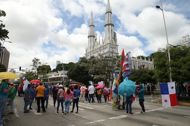 Grupo de docentes marcha hacia la Cinta Costera y mantiene huelga