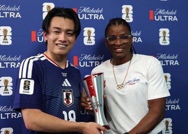 Atheyna Bylon entrega el premio al MVP en el partido mil del Mundial de la FIFA