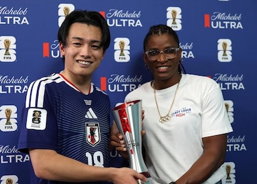 Atheyna Bylon entrega el premio al MVP en el partido mil del Mundial de la FIFA