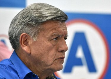 Acusan a candidato presidencial peruano Acuña de publicar como suyo libro de su maestro