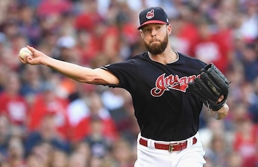Indios blanquean 6-0 a Boston y toman ventaja de 2-0