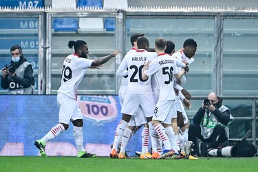 El líder Milan gana 2-1 en Sassuolo con un gol de récord de Rafael Leao