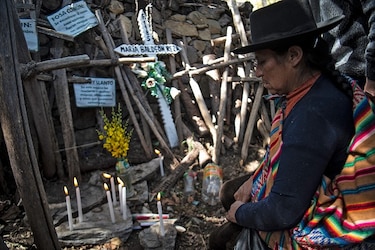 Campesinas encienden velas y rezan en sitio de masacre de 1985 en Perú