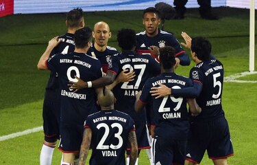 Bayern gana y le pisa los talones a Dortmund