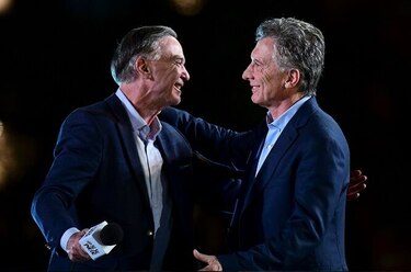 Macri y Fernández cierran campañas electorales en Argentina