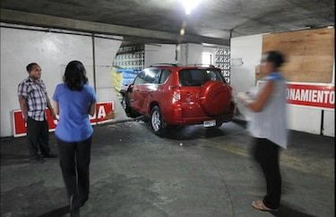Camioneta fuera de control destroza pared en Consultorios Médicos América