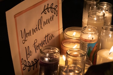 Vigilia de Hollywood en homenaje a la directora de fotografía Halyna Hutchins