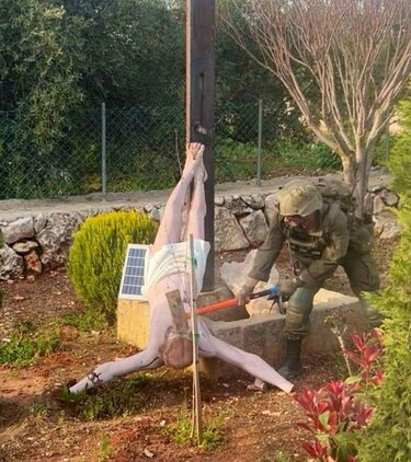 La indignación que desató la imagen de un soldado israelí destruyendo una talla de Jesucristo en Líbano