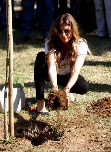 Bündchen planta un árbol para promover Día Mundial del Medio Ambiente