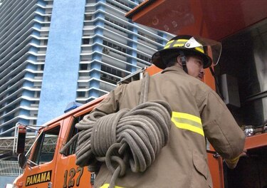 Bomberos rescatan a personas atrapadas en ascensor