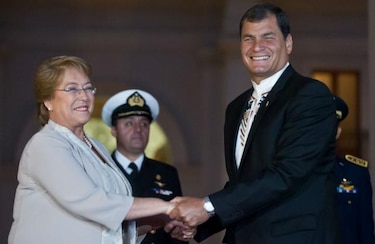 Correa y Bachelet llaman a reactivar integración en torno a Unasur