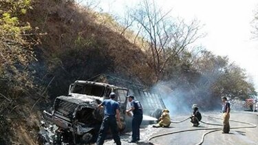 Se quemó un camión cargado con madera en Los Santos