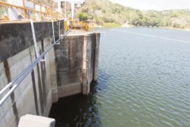 Leve baja en demanda de electricidad