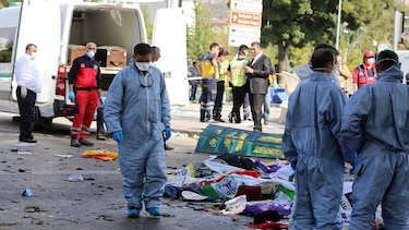 Sube a 95 los muertos en un doble atentado contra una marcha por la paz en Ankara